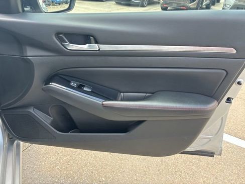 Used 2024 Nissan Altima 2.5 SR FWD image 13