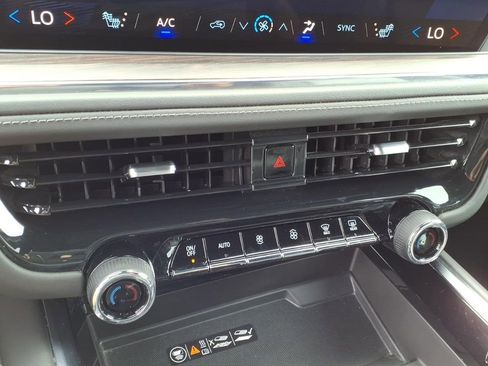 Used 2025 Chevrolet Suburban Z71 image 12