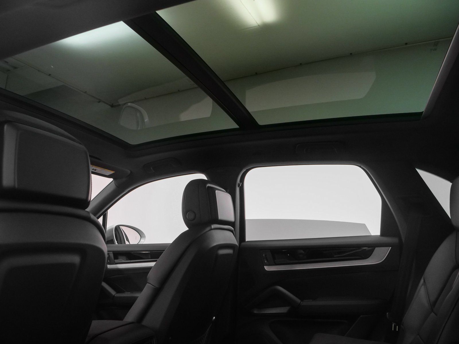 Certified 2025 Porsche Cayenne AWD/4WD image 37