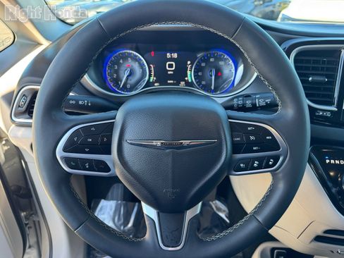 Used 2024 Chrysler Pacifica Touring-L image 22