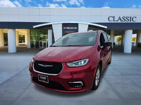 Used 2025 Chrysler Pacifica Select FWD image 3