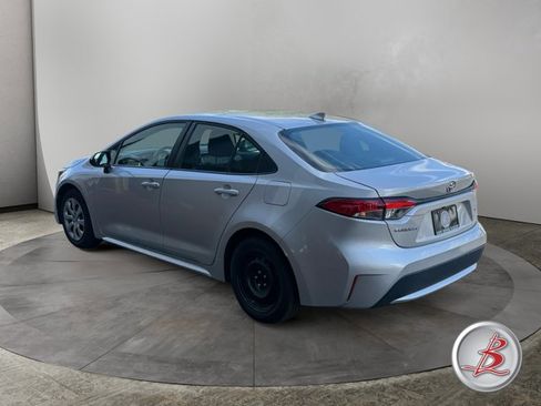 Used 2022 Toyota Corolla LE FWD image 3