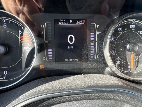 Used 2019 Jeep Cherokee Latitude Plus w/ Cold Weather Group AWD/4WD image 11