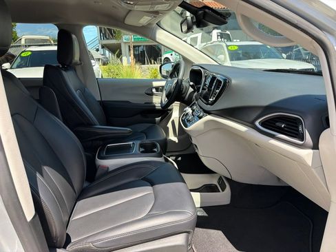 Used 2024 Chrysler Pacifica Touring-L FWD image 8