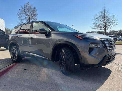 Used 2025 Nissan Rogue SV image 4