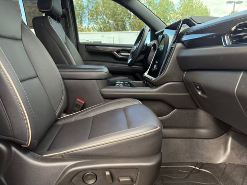 Used 2025 GMC Yukon Elevation AWD/4WD image 19