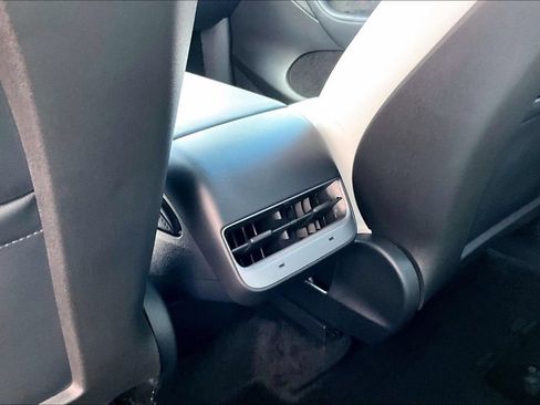 Used 2025 Tesla Model Y Long Range RWD image 33