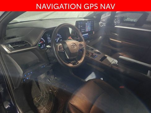 Used 2023 Toyota Sienna XSE image 7
