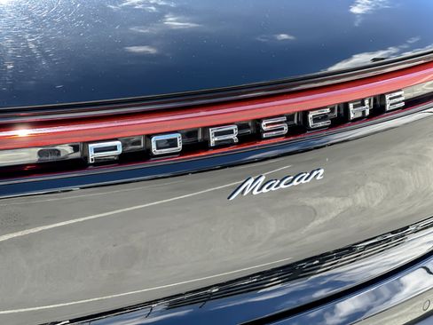 Certified 2024 Porsche Macan AWD/4WD image 23