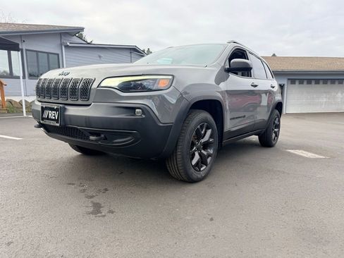 Used 2019 Jeep Cherokee Sport image 1