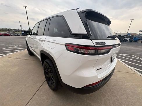 Certified 2024 Jeep Grand Cherokee Altitude image 4