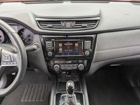 Used 2018 Nissan Rogue SV AWD/4WD image 17