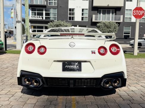 Used 2024 Nissan GT-R Premium w/ Premium Interior Package image 14