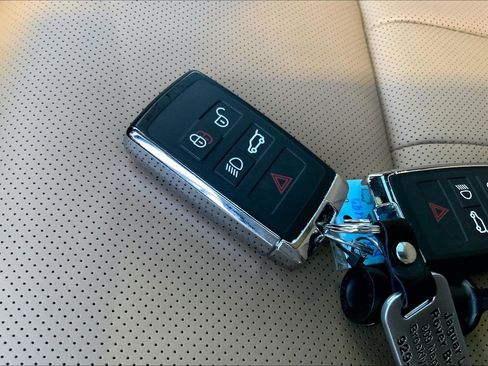 Used 2024 Land Rover Range Rover Sport SE image 13