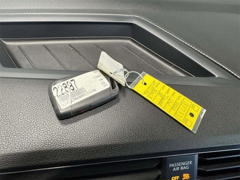 Used 2022 Volkswagen Tiguan SE image 31