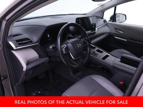 Certified 2022 Toyota Sienna XLE AWD/4WD image 3