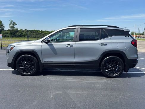 Used 2024 GMC Terrain SLE w/ Driver Convenience Package FWD image 11