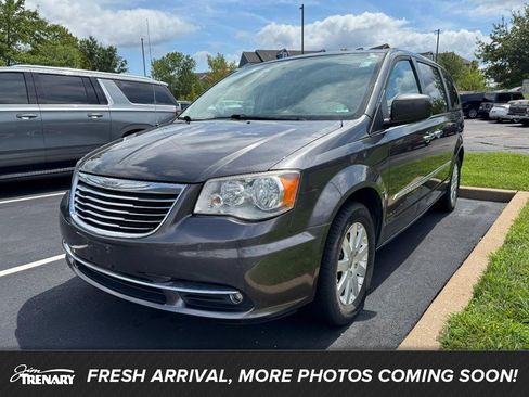 Used 2015 Chrysler Town & Country Touring w/ Driver Convenience Group FWD image 1