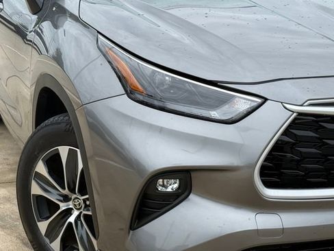 Used 2025 Toyota Highlander XLE FWD image 3