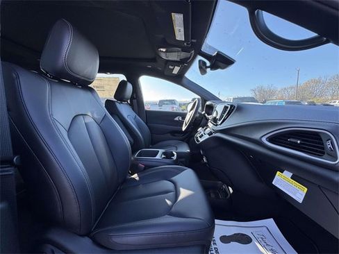 New 2026 Chrysler Pacifica Select image 14