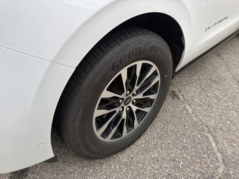 Used 2025 Ford Expedition Platinum AWD/4WD image 9