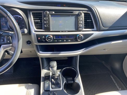 Used 2016 Toyota Highlander XLE image 12