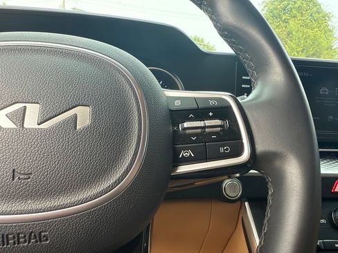 Used 2024 Kia Carnival LX FWD image 8