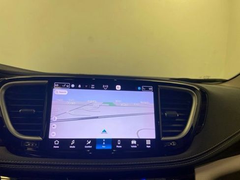 Used 2023 Chrysler Pacifica Limited FWD image 13