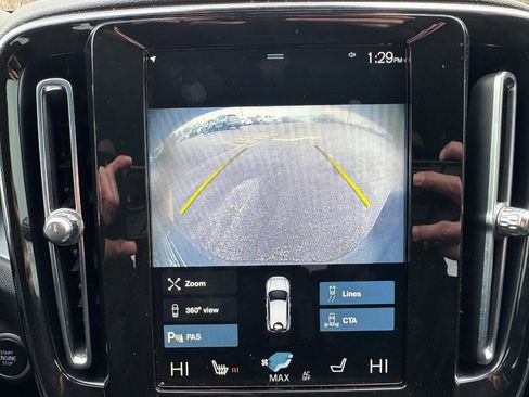 Used 2022 Volvo XC40 T4 Momentum image 24