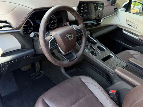 Used 2023 Toyota Sienna Platinum AWD/4WD image 4