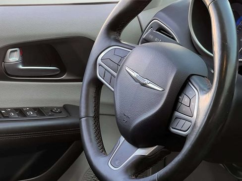 Used 2019 Chrysler Pacifica Touring-L FWD image 15