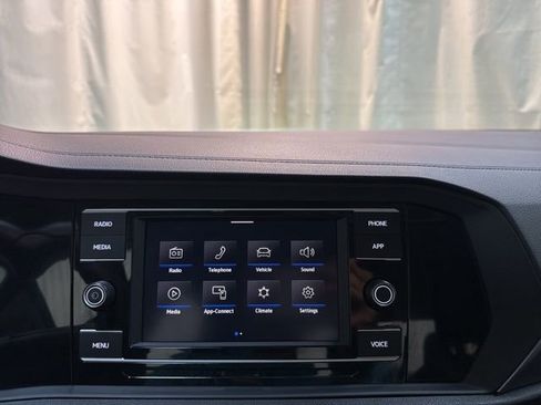 Certified 2022 Volkswagen Jetta SE image 20