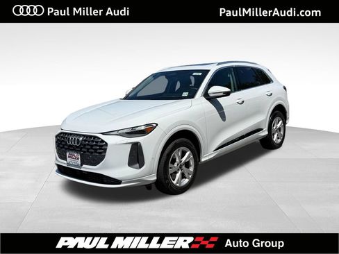 Used 2025 Audi Q5 Premium w/ Convenience Package AWD/4WD image 1