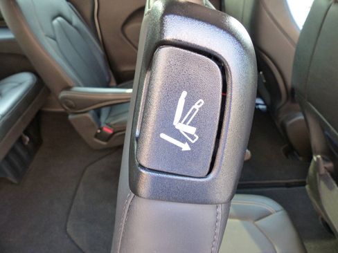 Used 2026 Chrysler Pacifica Select FWD image 55