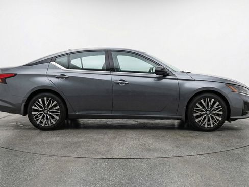 Used 2025 Nissan Altima 2.5 SV image 11