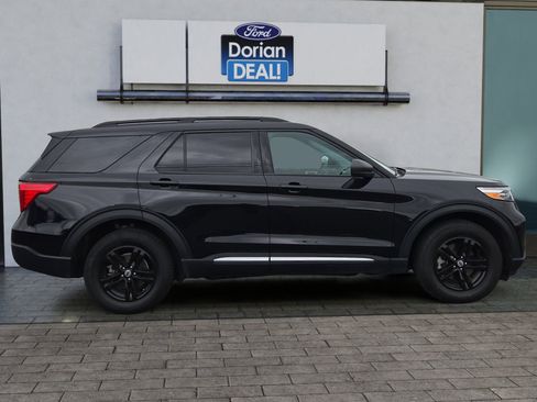 Certified 2022 Ford Explorer XLT AWD/4WD image 2