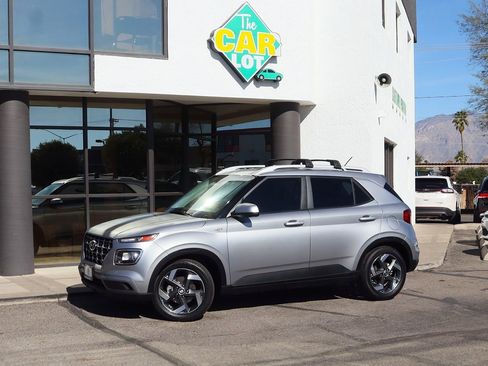 Used 2023 Hyundai Venue SEL image 4