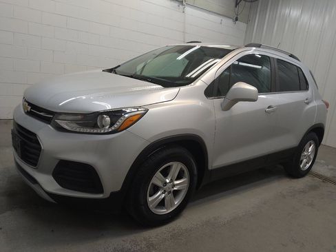 Used 2018 Chevrolet Trax LT w/ LT Convenience Package FWD image 2