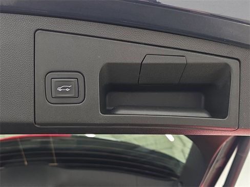 Certified 2025 Cadillac XT4 Premium Luxury image 32