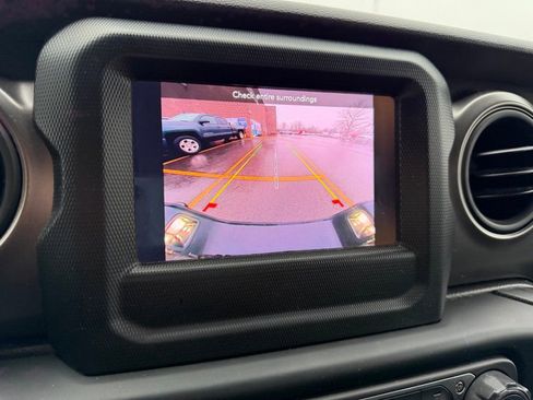 Used 2023 Jeep Gladiator Willys image 11