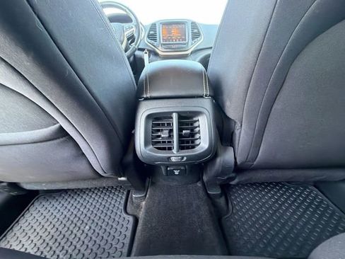 Used 2016 Jeep Cherokee Latitude w/ Cold Weather Group AWD/4WD image 19
