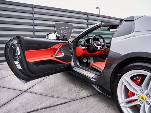 Used 2022 Ferrari 812 GTS image 37