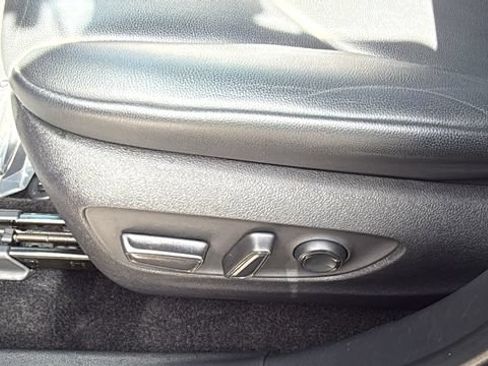 Used 2023 Toyota Highlander XLE FWD image 19