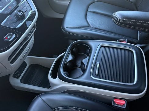 Used 2023 Chrysler Pacifica Touring-L FWD image 30