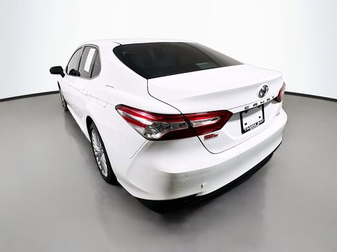 Used 2018 Toyota Camry XLE FWD image 8