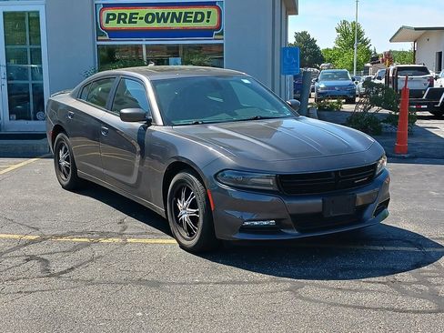 Used 2017 Dodge Charger SXT w/ AWD Plus Group image 2