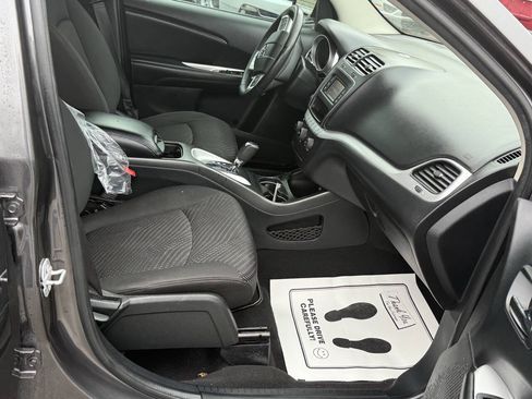 Used 2017 Dodge Journey SE w/ Flexible Seating Group FWD image 14