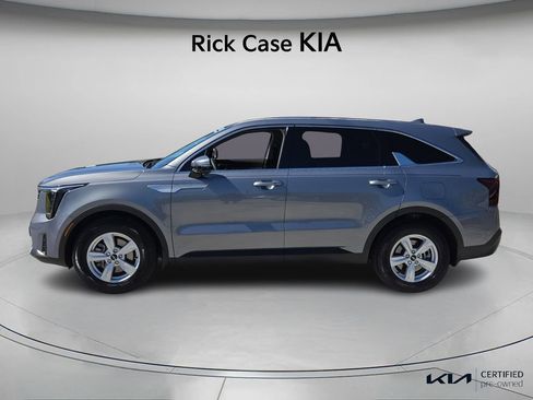 Certified 2025 Kia Sorento LX image 3