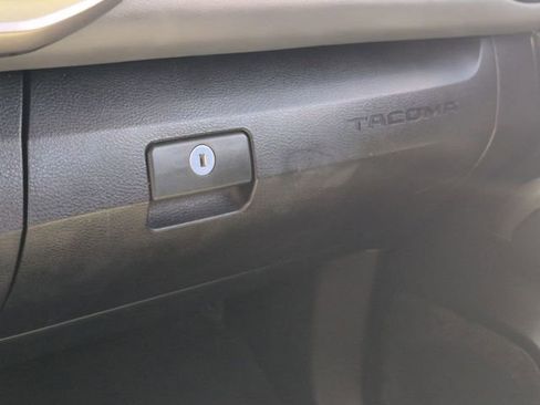 Used 2018 Toyota Tacoma SR5 RWD image 17