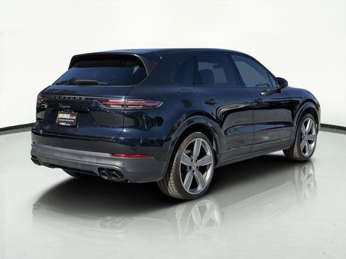 Used 2023 Porsche Cayenne Platinum Edition image 3